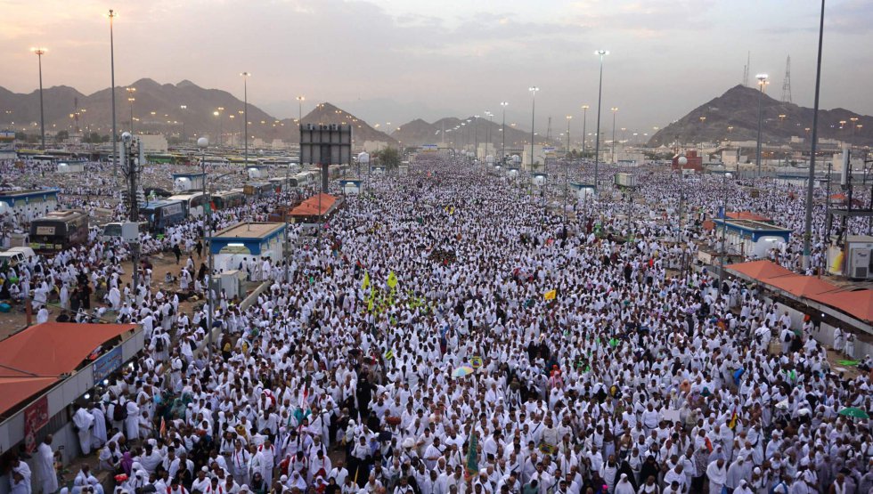 Fieles musulmanes se congregan en el puente Jamarat en Mina, cerca de La Meca, el 21 de agosto de 2018.