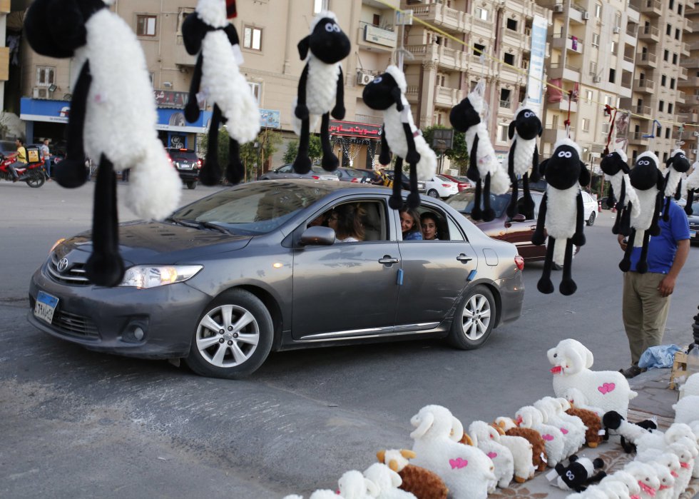 Peluches en forma de cordero son puestos a la venta en una calle de El Cairo, Egipto, el 21 de agosto de 2018.