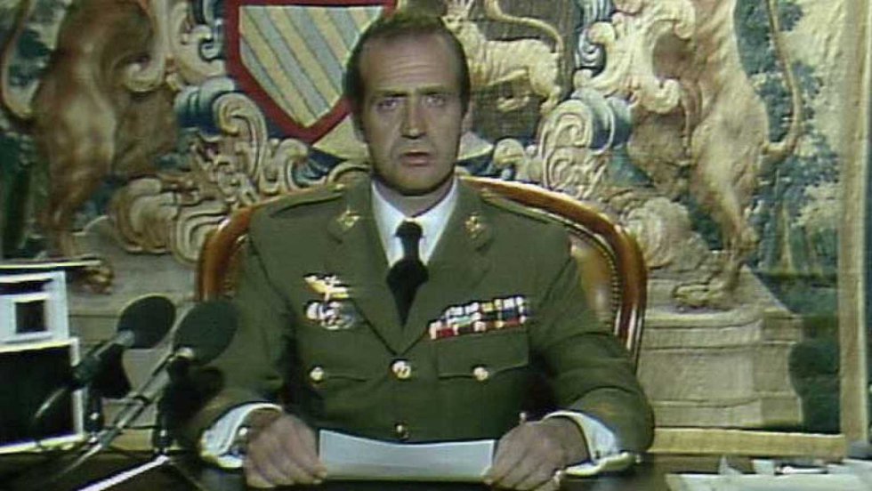  A pesar de que muchos consideran que presenciaron la entrada del militar golpista Antonio Tejero en el hemiciclo en riguroso directo, lo cierto es la televisión sólo emitió esas imágenes una vez que el Congreso fue liberado. La primera noticia televisiva sobre lo que estaba sucediendo en aquel momento trascendental llegó a través del informativo conducido por Joaquín Arozamena, presentador del programa informativo que el segundo canal emitía a las ocho de la tarde y que ese día se programó simultáneamente en las dos cadenas  como él mismo recuerda . Las icónicas imágenes que han llegado hasta nosotros fueron grabadas por el operador de TVE Pedro Francisco Martín para ser emitidas a posteriori como parte de la información sobre la investidura del presidente Calvo Sotelo, pero lo que sucedió aquella tarde les dio un valor incalculable e hizo que se multiplicaran en las pantallas del mundo durante décadas. Horas después, ya durante la madrugada del día 24, TVE emitía el mensaje el rey Juan Carlos con el que se daba por finalizado el conato de golpe de estado. Que en 1981 todavía no se midiesen las audiencias televisivas impide conocer el verdadero alcance de aquella información, aunque es fácil aventurar que, excepto los más pequeños, aquellos para los que aquel suceso sólo significó un día sin colegio, absolutamente todos los españoles estaban sentados expectantes frente al televisor. Para volver a ver el discurso del rey Juan Carlos,  haz clic aquí .  