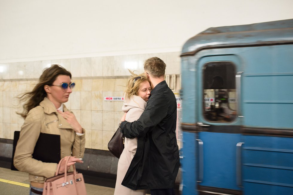 Una pareja se abraza en el metro de Moscú, el mayor de Europa, con nueve millones de pasajeros al día.