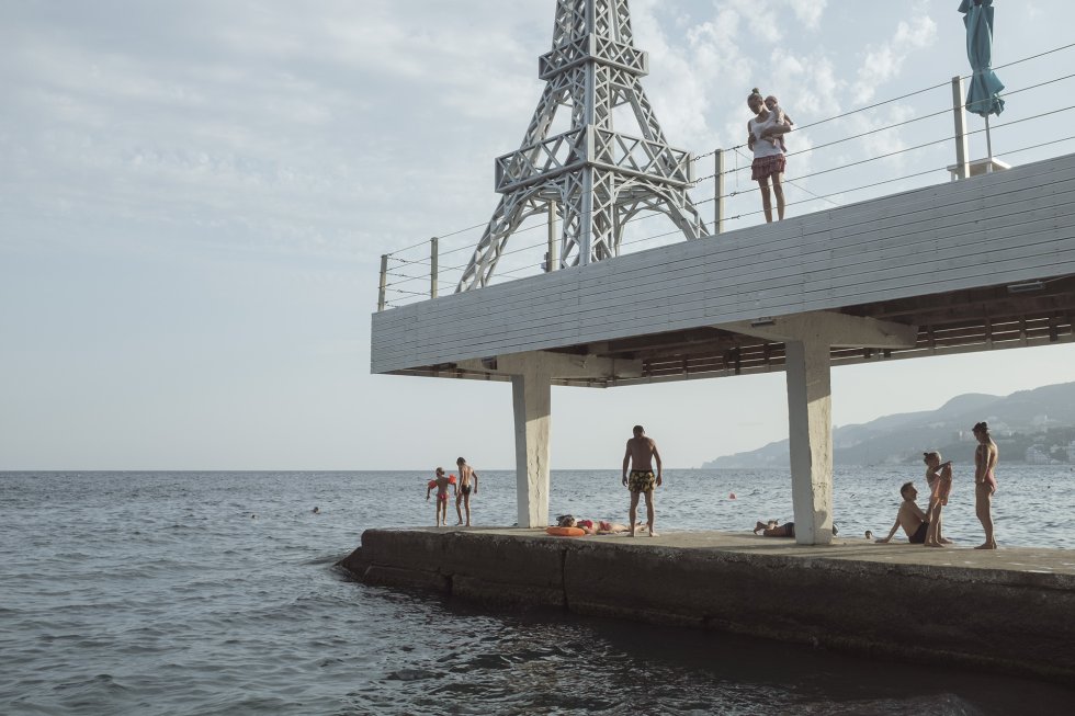 Playa privada de un club en Massandra, en Yalta (Crimea), con una pequeña reproducción de la Torre Eiffel como atracción turística.rn