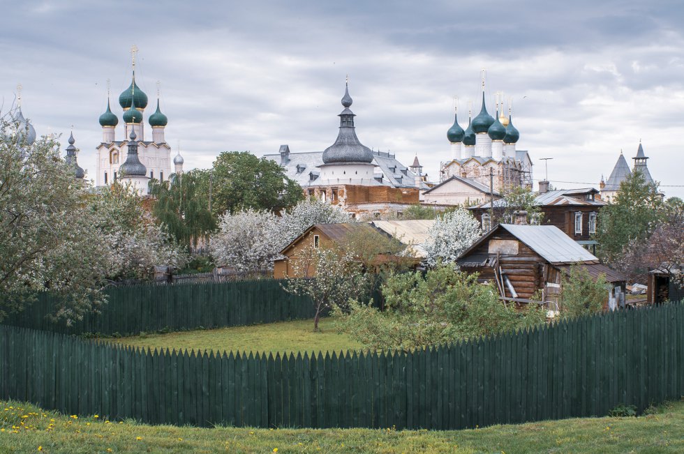 Una vista del barrio del Kremlin de Rostov Veliky, una de las ciudades más antiguas de Rusia, al oeste del país.