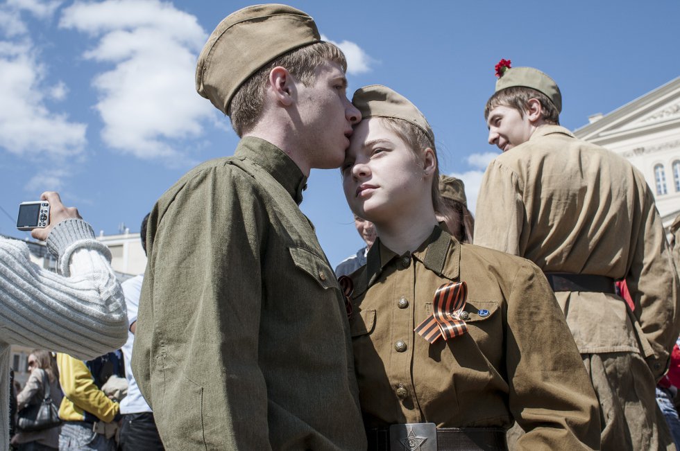 Una pareja participa en la celebración de la victoria contra los nazis cerca del teatro Bolshói de Moscú en 2011.
