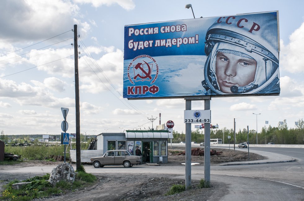 Un cartel propagandístico evoca los logros de Rusia en la carrera espacial en los años sesenta, con una fotografía del célebre astronauta Yuri Gagarin, en la ciudad de Perm, en los Urales.