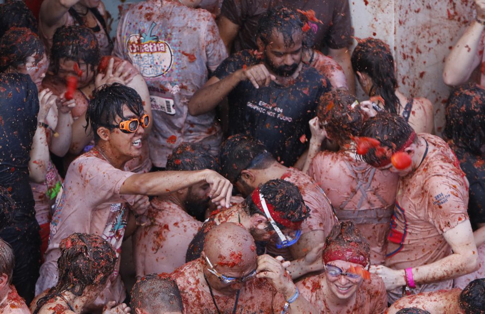 There was controversy at the 2015 edition of the Tomatina fiestas, after a Google Street View car, which the search engine giant had sent to capture images of the event as it took place, suffered serious damage as attendees jumped on top of it.