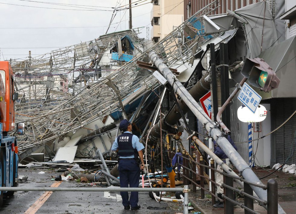 Daños causados por el paso del tifón Jebi por Osaka (Japón).