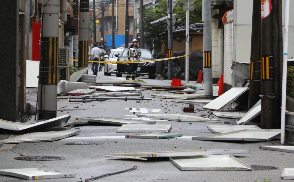 Paneles y otros restos yacen en el suelo tras caer como consecuencia de las fuertes rachas de viento por el tifón Jebi, en Osaka (Japón).