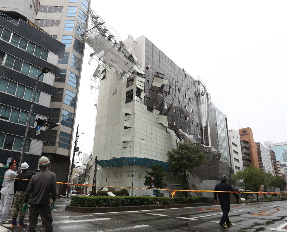 Imagen de los daños en un edificio después de que un andamio cayese como consecuencia de las fuertes rachas de viento por el tifón Jebi, en Osaka (Japón).