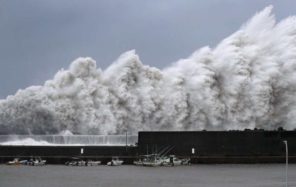 Olas altas alcanzan un rompeolas en un puerto de Aki, prefectura de Kochi, oeste de Japón.