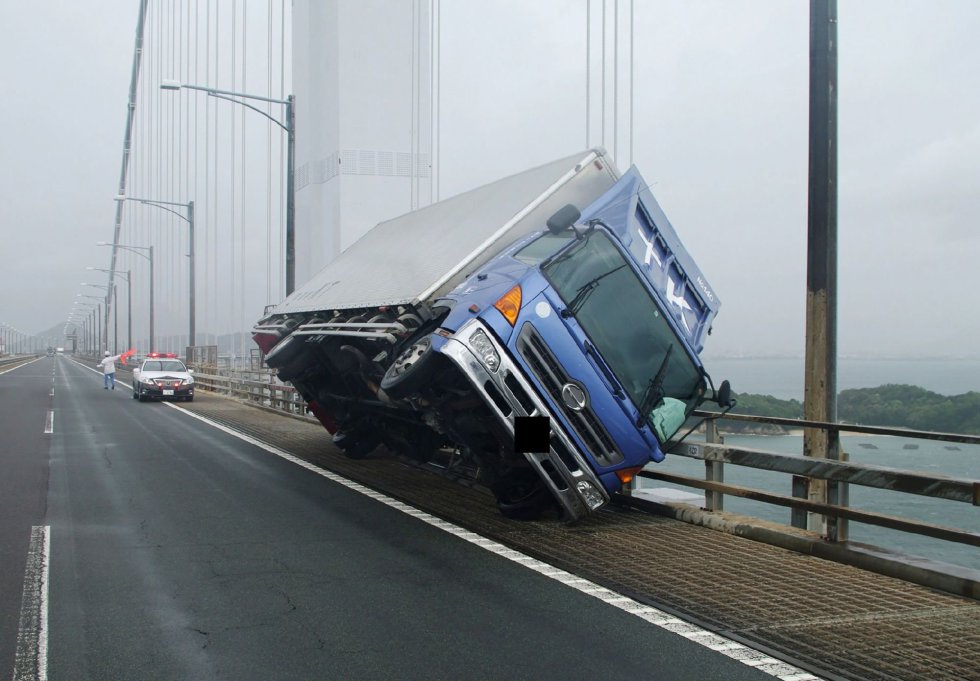Un camión es arrasado por los fuertes vientos del tifón Jevi a su paso por el puente Seto Ohashi, en Sakade, prefectura de Kagawa en Shikoku (Japón).