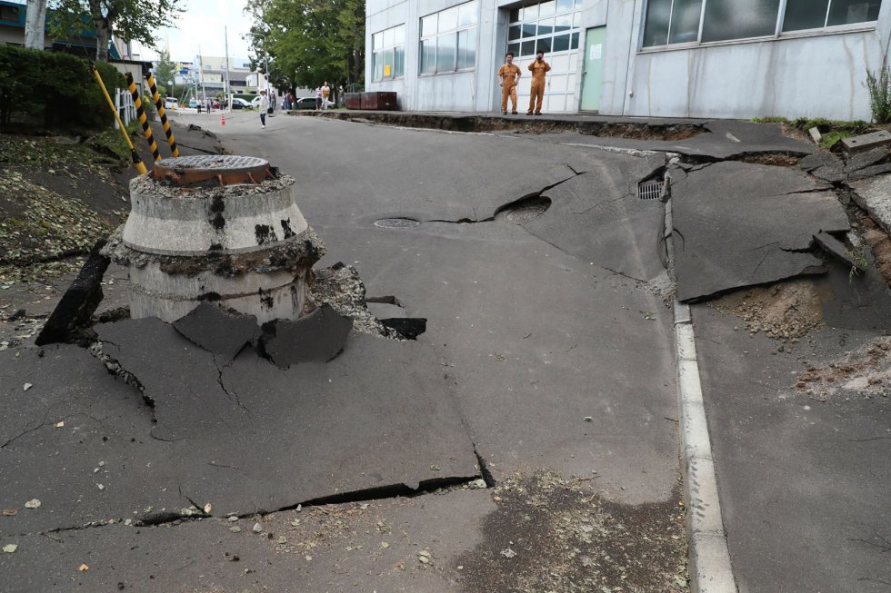 Daños causados en una calle en Sapporo tras el terremoto, el 6 de septiembre de 2018.