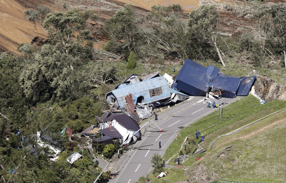 Personal de rescate busca a desaparecidos entre los escombros de unas viviendas en la ciudad de Atsuma, en la isla de Hokkaido, el 6 de septiembre de 2018.