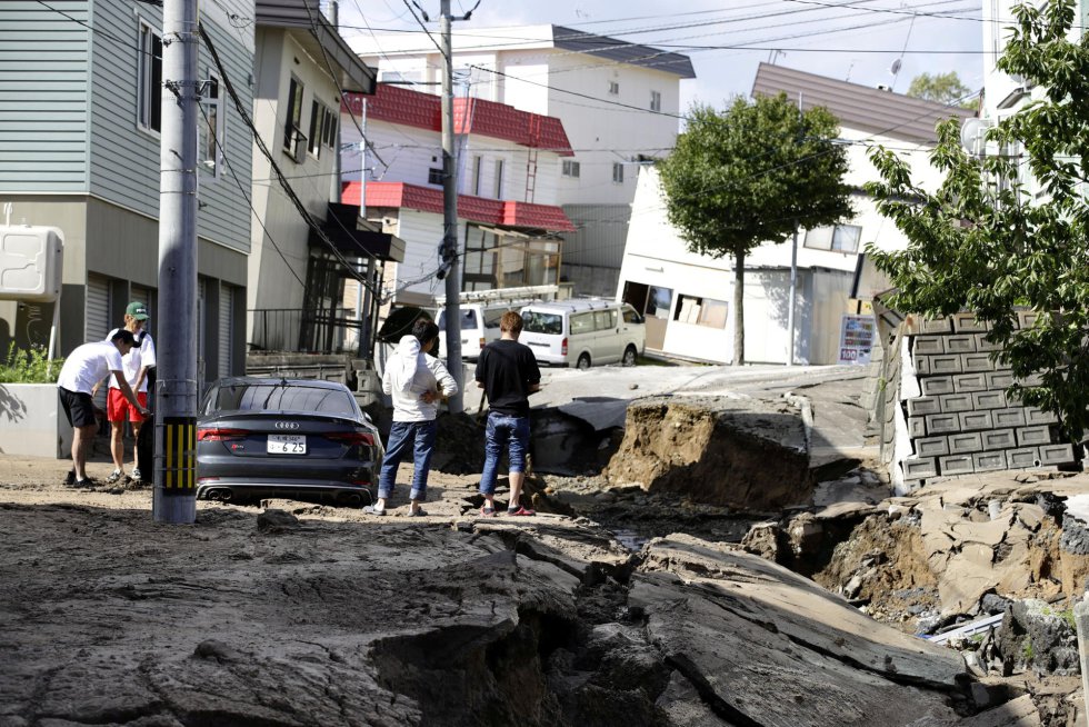 Un grupo de personas miran los daños causados tras el terremoto en la ciudad de Sapporo, el 6 de septiembre de 2018.