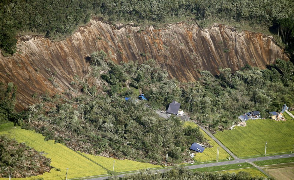 Casas dañadas tras el deslizamiento de tierra tras el terremoto en la ciudad de Atsuma, el 6 de septiembre de 2018.