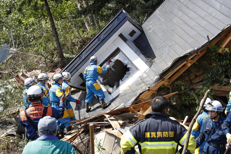 Trabajos de rescate en el interior de una vivienda en Atsuma, en la isla de Hokkaido, el 6 de septiembre de 2018.
