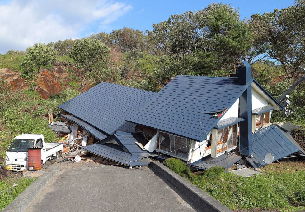 Destrozos causados en una vivienda en la ciudad japonesa de Atsuma, el 6 de septiembre de 2018.