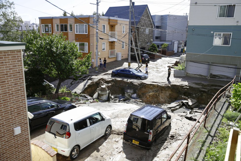 Vista de un socavón, en una calle de Sapporo, provocado por el terremoto, el 6 de septiembre.
