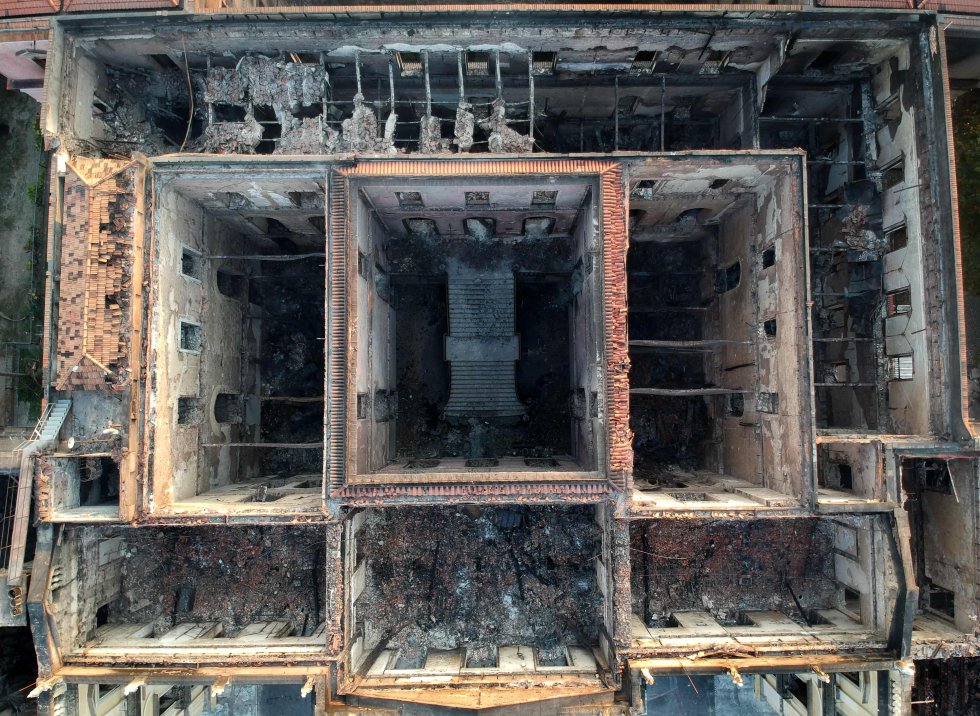 Vista aérea del Museo Nacional de Brasil tras un incendio masivo que se desató en el interior del edificio. El incendio ha consumido buena parte de los 20 millones de piezas coleccionados a lo largo de 200 años.