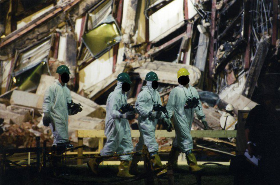 Esperti dell'FBI raccolgono prove dopo che il volo 77 della American Airlines è precipitato nelle strutture del Pentagono dopo essere stato rapito da cinque terroristi sauditi.