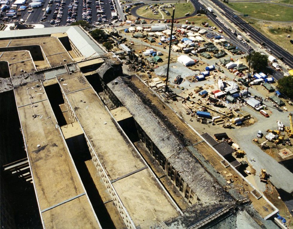 Veduta aerea dei danni del Pentagono alla proprietà dopo che il volo 77 della American Airlines ha colpito il Pentagono dopo essere stato rapito da cinque terroristi sauditi l'11 settembre 2001, poco dopo aver lasciato l'aeroporto internazionale di Dulles a Washington. L'FBI ha distribuito una ventina di nuove immagini della tragedia del Pentagono.