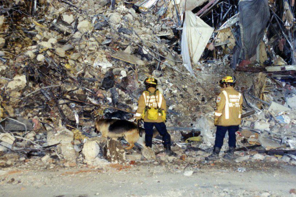 Esperti dell'FBI raccolgono prove dopo che il volo 77 dell'American Airlines è precipitato nelle strutture del Pentagono dopo essere stato rapito da cinque terroristi sauditi, poco dopo aver lasciato l'11 settembre 2001, dall'aeroporto internazionale di Washington Dulles. Los Angeles