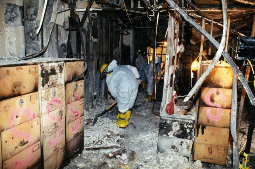 esperti dell'FBI raccogliere prove nel INTEROR Pentagono dopo il volo American Airlines 77 impactase contro le strutture del Pentagono dopo essere stato rapito da cinque terroristi sauditi, poco dopo l'inizio 11 settembre 2001 dall'aeroporto internazionale di Dulles ( Washington) diretto a Los Angeles.