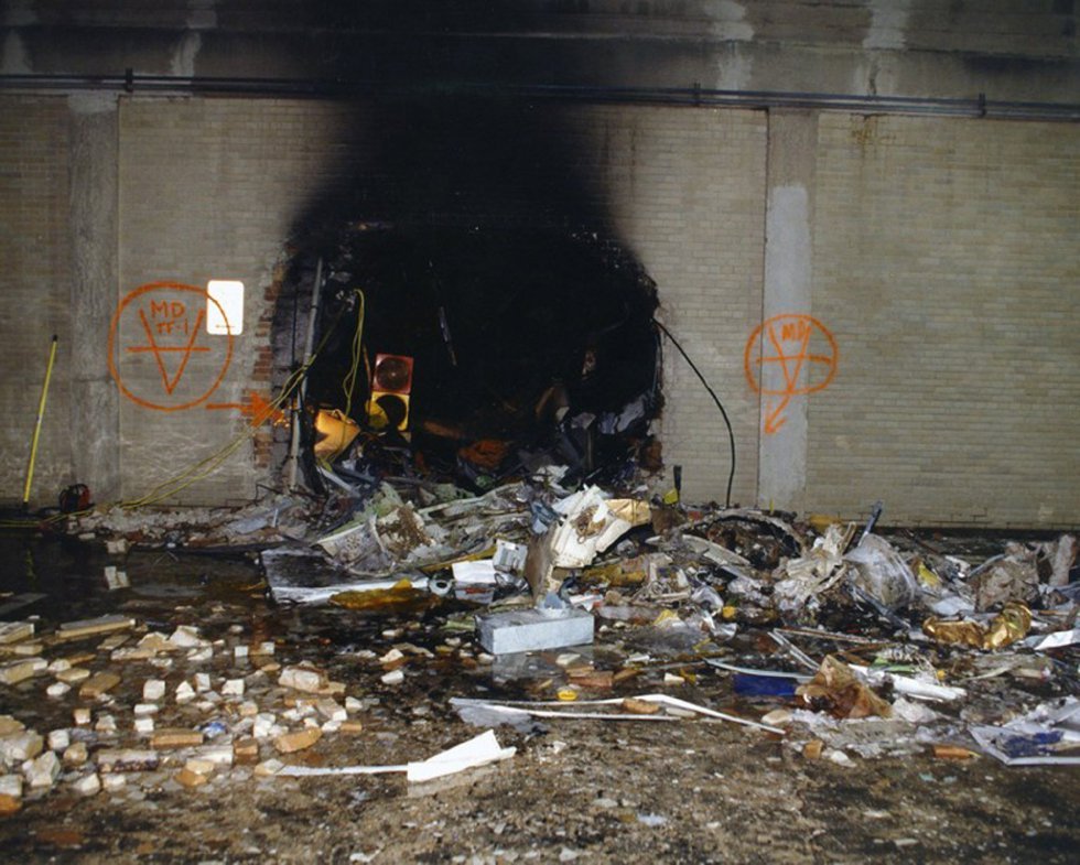 Immagine del danno a un muro interno dopo che il volo 77 della American Airlines ha colpito le strutture del Pentagono.