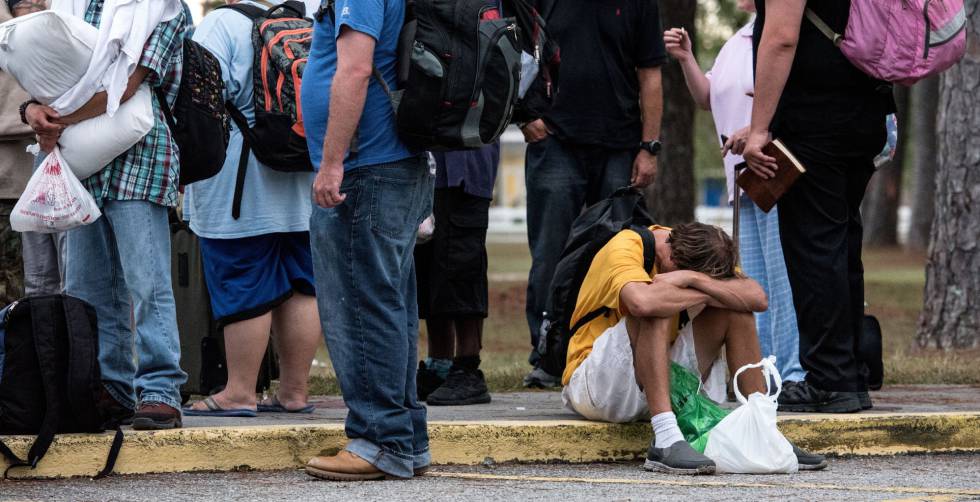 Un grupo de personas tras ser evacuadas buscan refugio en una escuela de secundaria en Wilmington, Carolina del Norte (Estados Unidos).