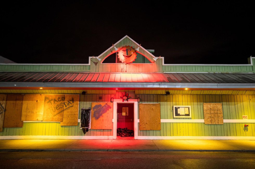 Estacas de madera protegen las ventanas de un restaurante el Wrightsville Beach en Carolina del Norte (Estados Unidos). El huracán Florence avanza hacia EE UU ubicado a poco más de 1.000 kilómetros de la costa, con vientos máximos sostenidos de 220 kilómetros por hora, manteniendo así la categoría 4.