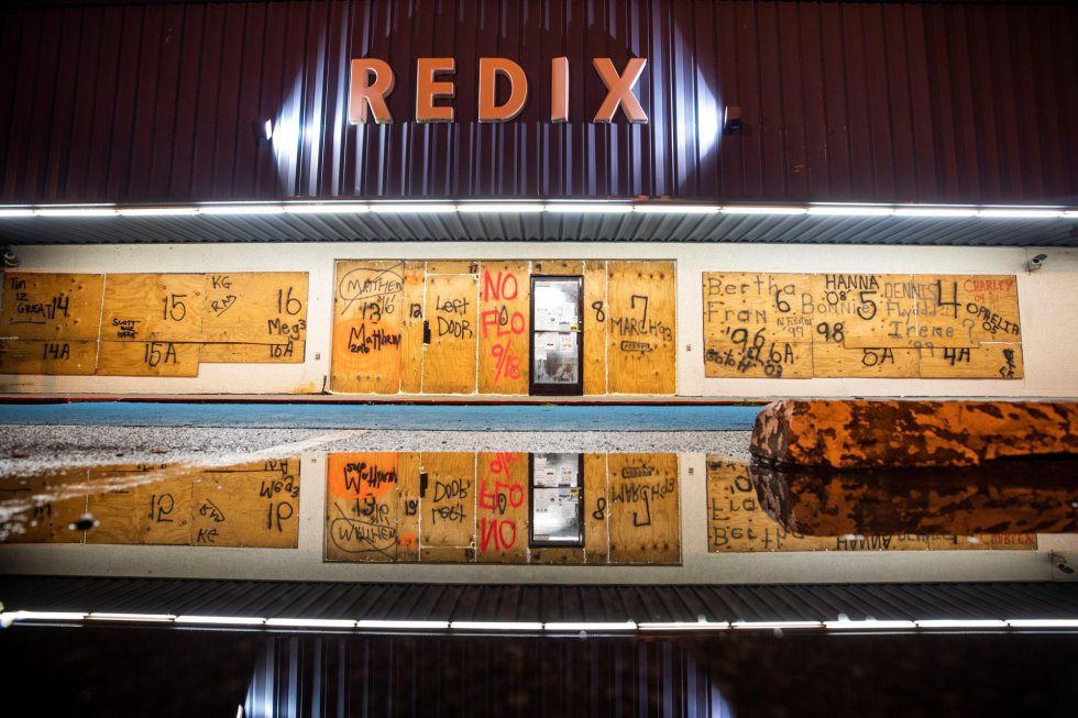 Tablas de madera protegen el escaparate de una tienda en Wrighstiville Beach, en Carolina del Norte (Estados Unidos).