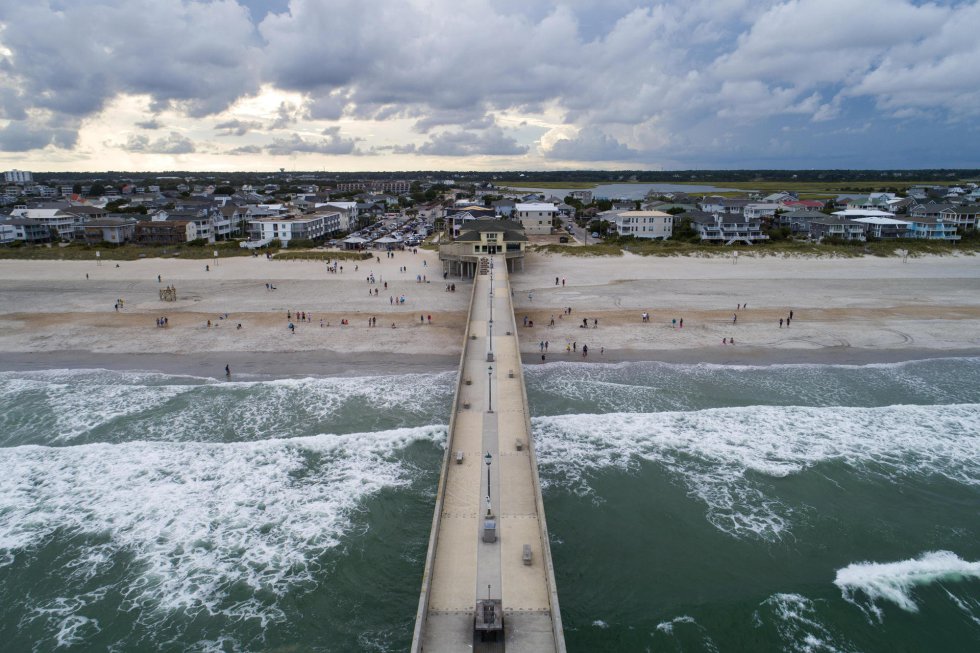 Vista del muelle de pesca de Johnny Mercer sobre la costa en el Océano Atlántico, a dos días de la llegada del huracán Florence en Wrightsville Beach, Carolina del Norte (EE UU).