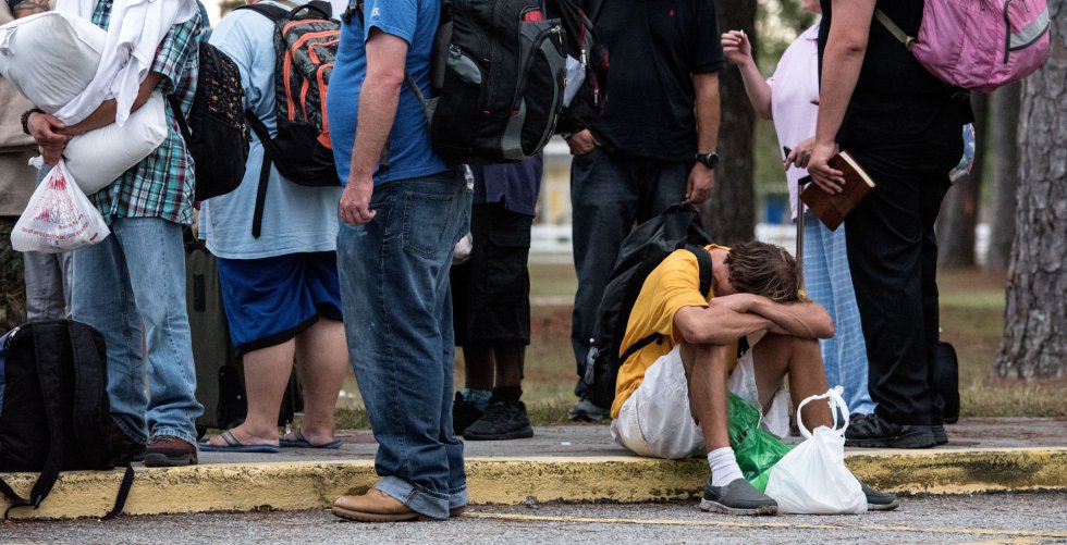 Personas evacuadas buscan refugio en la escuela secundaria Emma B. Trask ante la llegada del huracán Florence en Wilmington, Carolina del Norte (Estados Unidos).