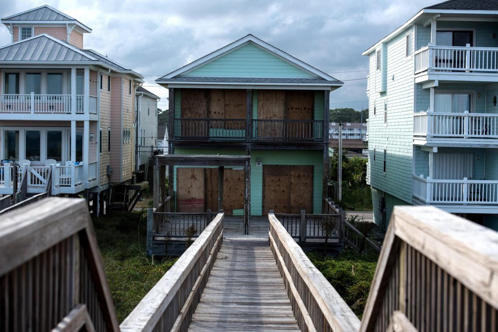 Vista de una casa vacía después de que la familia fuera evacuada ante la llegada del huracán Florence en Carolina Beach, Carolina del Norte (Estados Unidos).