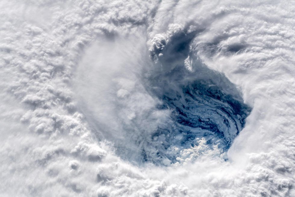 Fotografía cedida por la NASA muestra el ojo del huracán Florence sobre el océano Atlántico hoy, 12 de septiembre del 2018.