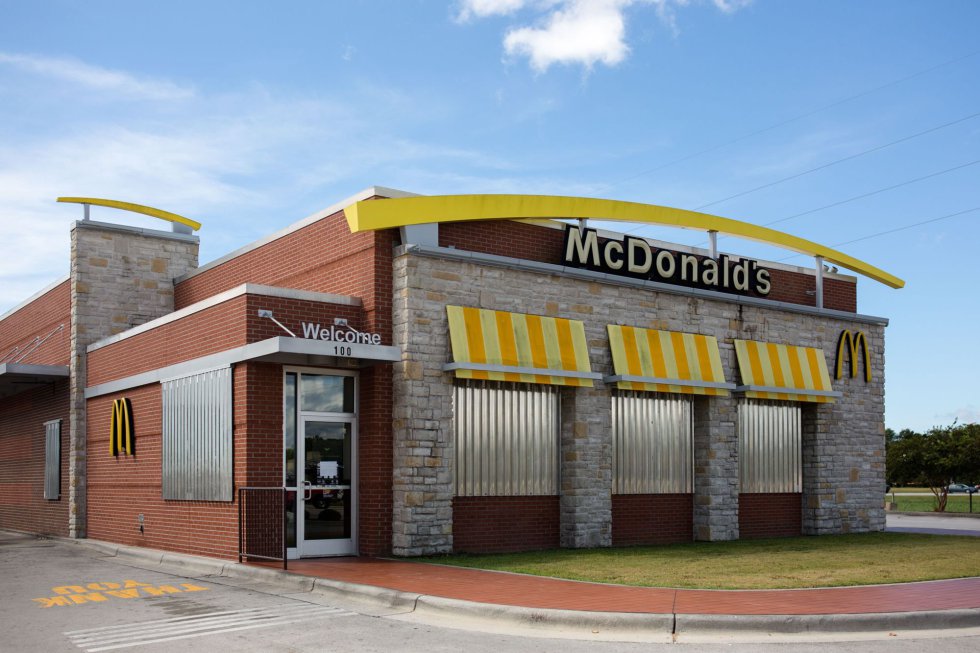 Un restaurante McDonald's equipado con postigos de metal corrugado, en Cedar Point, Carolina del Norte, el 12 de septiembre de 2018 antes del huracán Florence.