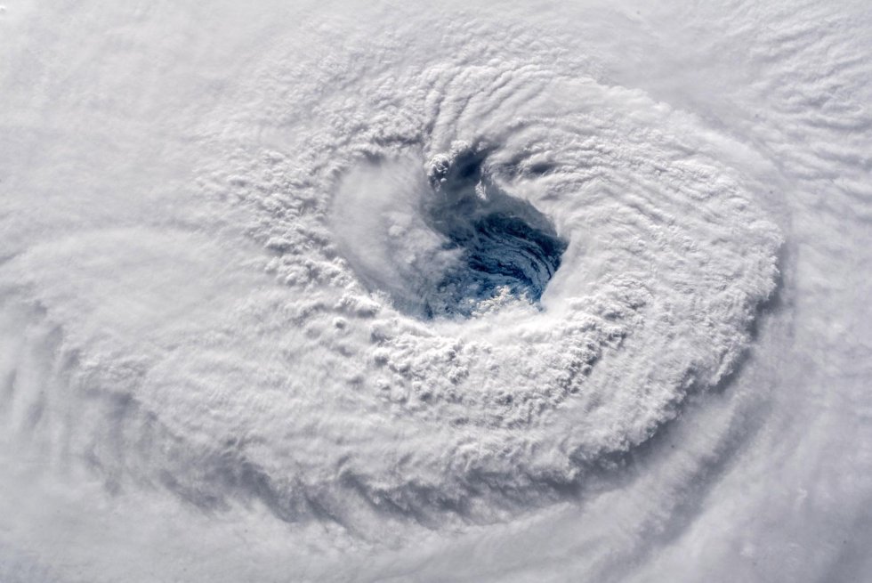 Fotografía cedida por la NASA muestra el ojo del huracán Florence sobre el océano Atlántico.