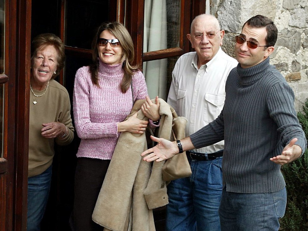 Poco antes de su boda, la pareja visitó la tierra natal de Letizia Ortiz. En la imagen, el príncipe de Asturias y su entonces prometida posan con los abuelos de doña Letizia, Jose Luis Ortiz y Menchu Álvarez del Valle, con quienes almorzaron en su casa de La Arquera en Sardeu, en Ribadesella