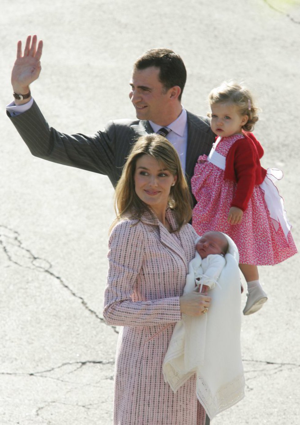 Los príncipes de Asturias, Felipe y Letizia, presentan en sociedad a la infanta Sofía, en octubre de 2007. En la imagen, abandonaban la clínica Ruber Internacional de Madrid cinco días después del nacimiento de su segunda hija, la infanta Sofía, y acompañados también de su primogénita, la infanta Leonor, ante la mirada de decenas de curiosos y periodistas.