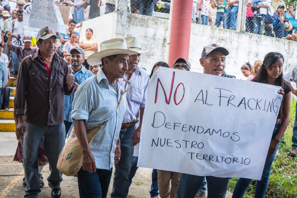 Las comunidades indÃ­genas de la Huasteca Potosina se han puesto en pie de guerra contra las grandes compaÃ±Ã­as que quieren explotar la tierra. La sociedad civil y los lÃ­deres locales ya han comenzado a movilizarse. Ahora, buscan respaldo de sus dirigentes estatales. En la imagen, manifestantes contra el 'fracking' durante el Encuentro de los Pueblos, Comunidades y Organizaciones IndÃ­genas celebrado el 25 de agosto pasado en Chimalaco, Municipio de Axtla de Terrazas, San Luis PotosÃ­.