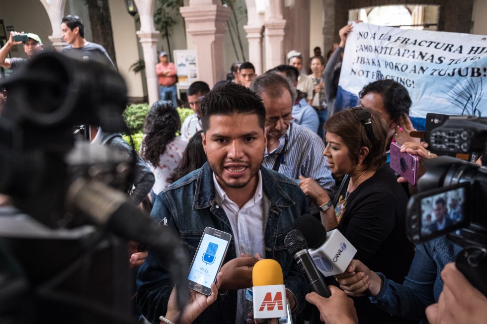 Michel Roxana es activista y antropÃ³logo de la Universidad de San Luis PotosÃ­: âCon estos proyectos que se tratan de implementar nunca se les ha tomado parecer a las comunidades, con lo cual se estÃ¡ vulnerando el principio bÃ¡sico a una consulta. Con la reforma energÃ©tica ya se debiÃ³ haber tomado en cuenta a los pueblos y comunidades indÃ­genas, cosa que tampoco se hizoâ. Roxana asegura que esto ya da pie a que las comunidades puedan proceder 