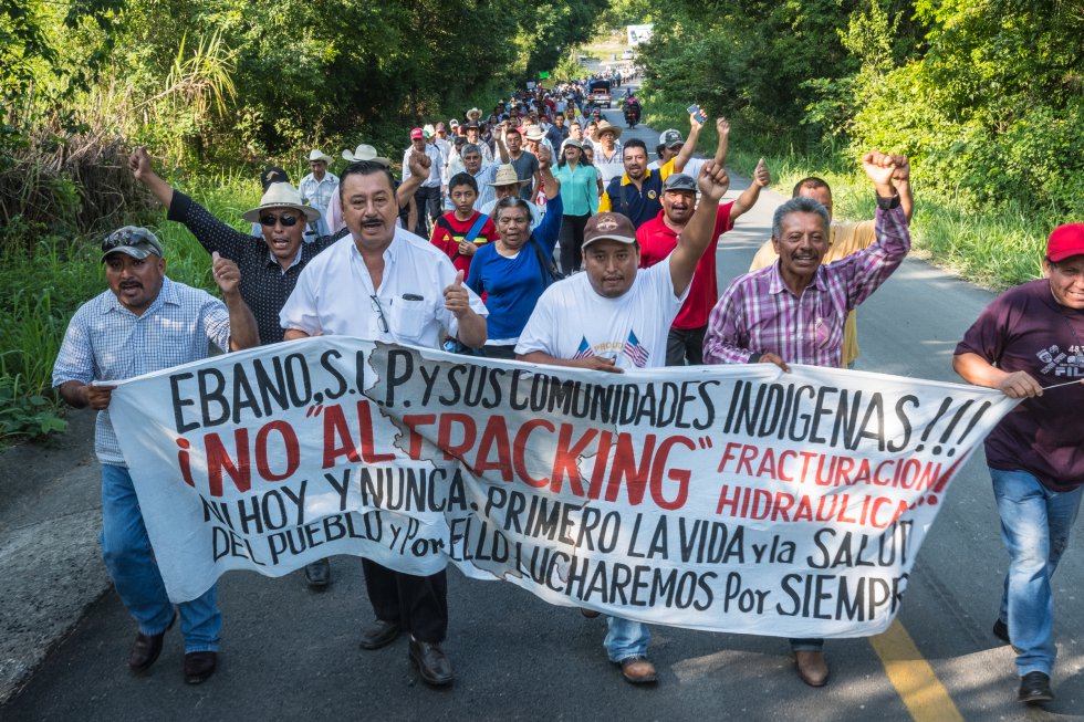 En este territorio viven mÃ¡s de tres cientos sesenta mil indÃ­genas de las etnias teenek, nÃ¡huatl y pame, la primera descendiente directos de los pueblos mayas, que habitaban la zona antes de la llegada de los europeos. Estos pueblos se encuentran principalmente organizados en 397 comunidades, muchas de ellas aisladas, dentro de veinte municipios.