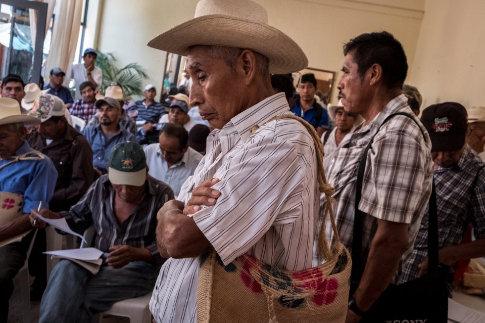 Miembros de las comunidades atienden una de las charlas mediante las cuales se sociabiliza la informaciÃ³n acerca del 'fracking' en Xilitla, un pueblo de la Huasteca Potosina.