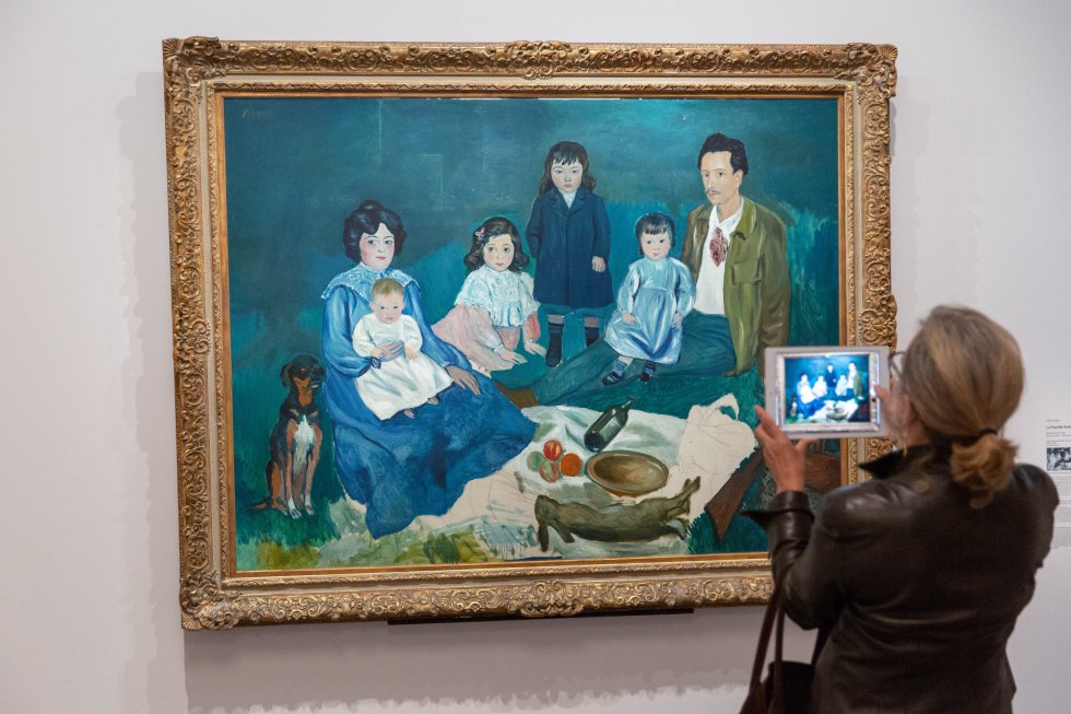 Uma mulher fotografa com sua tablet uma das obras de Picasso na exposição do Museu de Orsay.