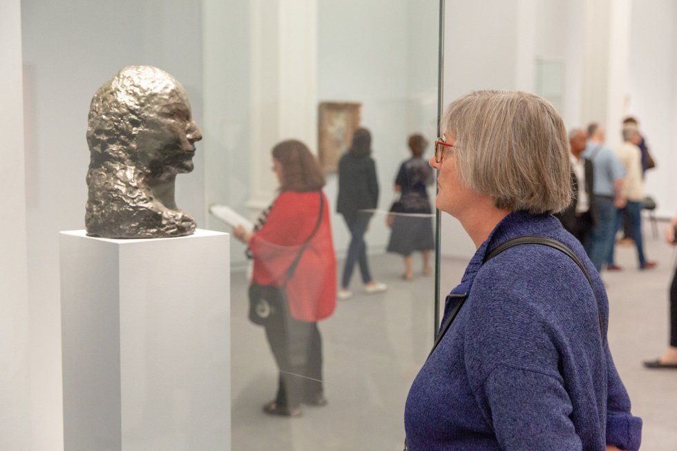 Uma mulher observa uma das esculturas de Picasso que fazem parte da exposição no Museu de Orsay.