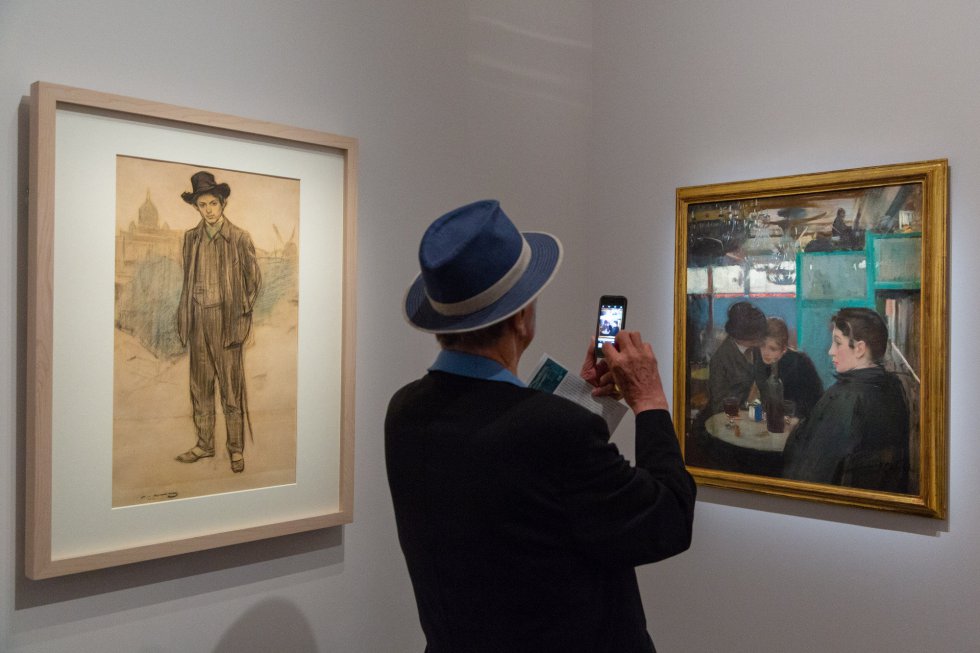 Um visitante fotografa uma das obras de Picasso exposta no Museu de Orsay.