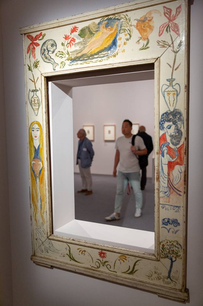 Um visitante é visto através de uma moldura feita por Picasso.