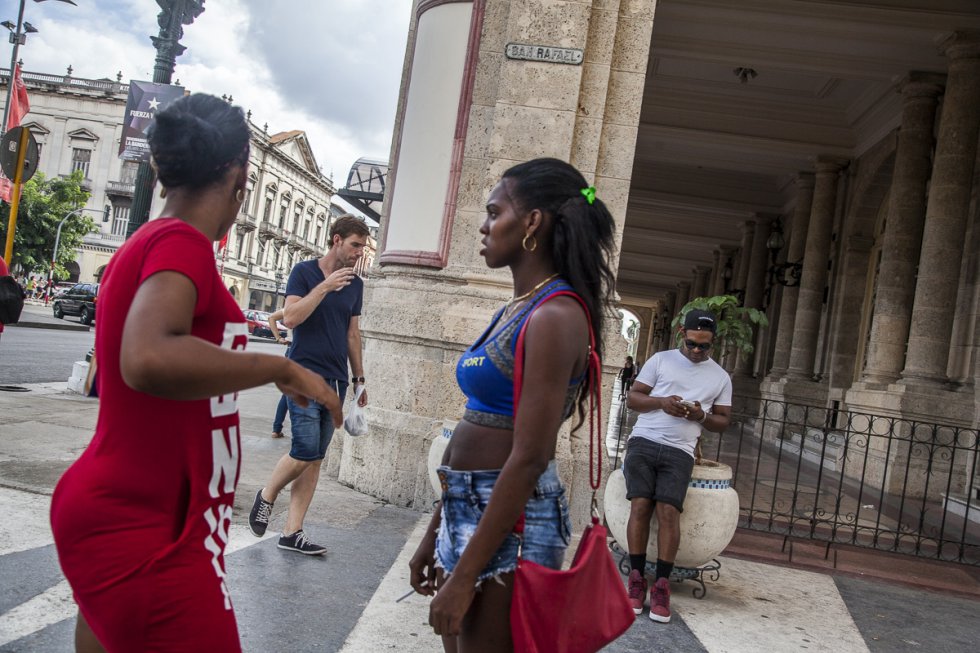 No es difícil encontrar jóvenes buscando turistas en el entorno de los hote...