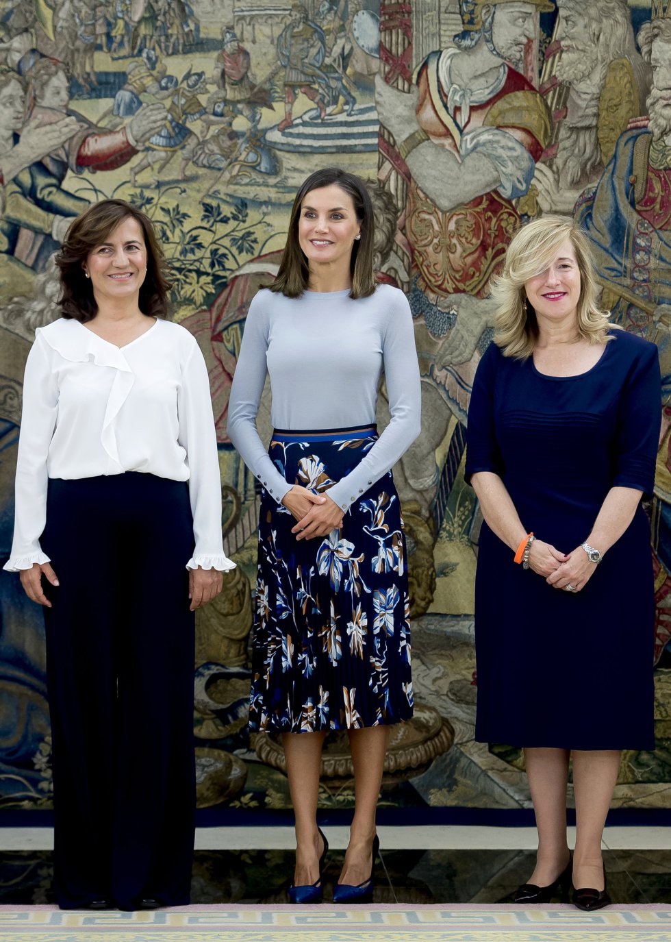 El 14 de septiembre la Reina se presentó en el palacio de la Zarzuela con un jersey de punto fino de color azul pastel y una falda de flores de Hugo Boss. Para completar el 'look', doña Letizia eligió unos zapatos de tacón de punta de color azul.