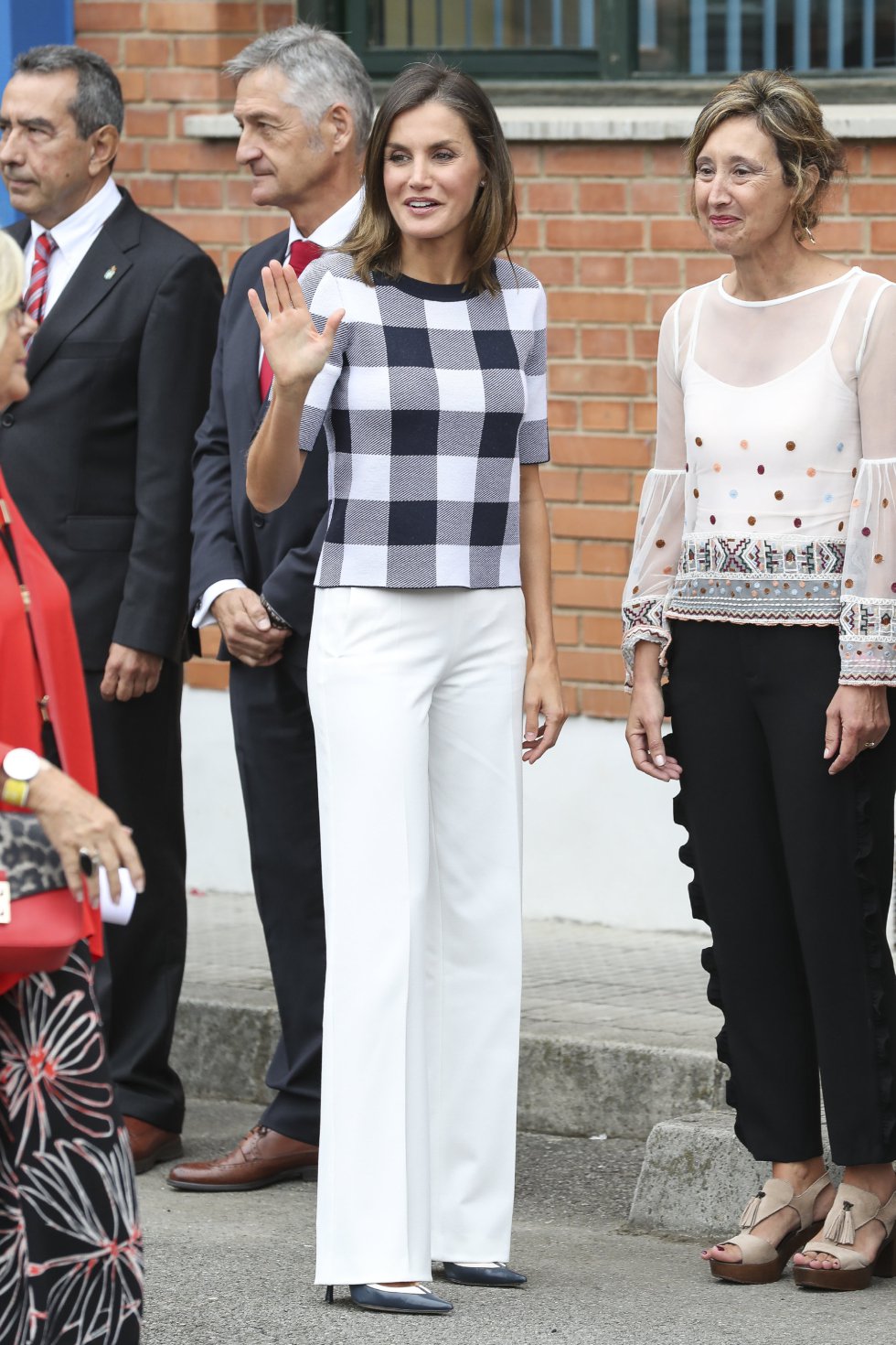 Para la inauguración del curso escolar en Oviedo, la Reina utilizó una pieza ya conocida: una blusa a cuadros azul y blanco de Hugo Boss. Para este evento lo combinó con un pantalón blanco y unos zapatos de tacón azules y blancos.