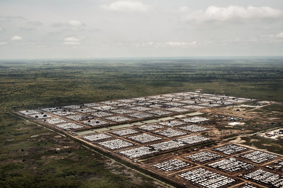 Vista aÃ©rea del campo de protecciÃ³n de civiles de Bentiu, uno de los mayores campamentos para desplazados internos y refugiados de SudÃ¡n del Sur bajo la protecciÃ³n de UNMISS. A lo largo de los Ãºltimos aÃ±os ha acogido a alrededor de 115.000 personas.